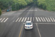 信号灯路口越停车线停车怎么处罚（红灯停车怎么看停止线）
