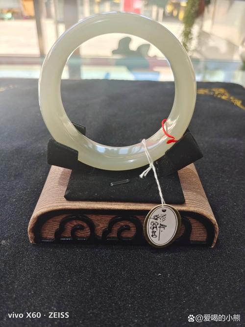 真的昆仑玉一只手镯多少钱(手机扫一扫识别玉石)