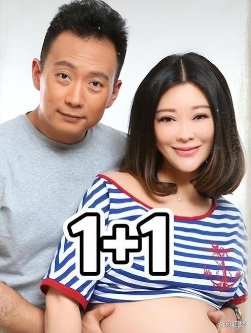 王小骞老公(王小玮一家四口照片高清)